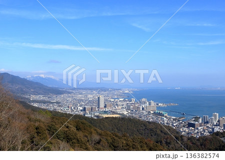 琵琶湖西岸に広がる大津市街地と冠雪した蓬莱山が見える逢坂山からの景色 琵琶湖西岸に広がる大津市街地と冠雪した蓬莱山が見える逢坂山からの景色 136382574