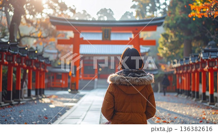 鳥居へ向かう神社の参道に立つ女性の後ろ姿 136382616