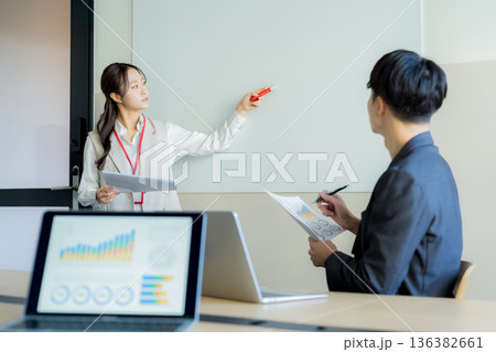 ミーティングする若いビジネスパーソン ミーティングする若いビジネスパーソン 136382661