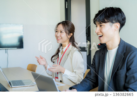 ミーティングする若いビジネスパーソン ミーティングする若いビジネスパーソン 136382665