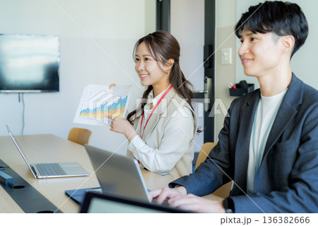 ミーティングする若いビジネスパーソン ミーティングする若いビジネスパーソン 136382666
