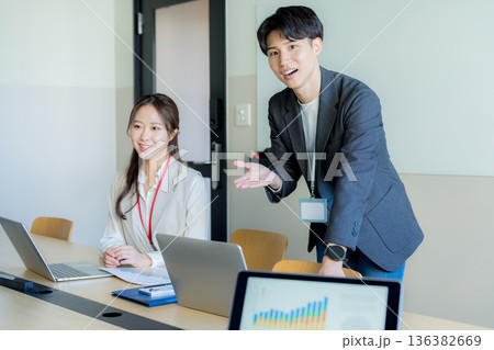ミーティングする若いビジネスパーソン ミーティングする若いビジネスパーソン 136382669