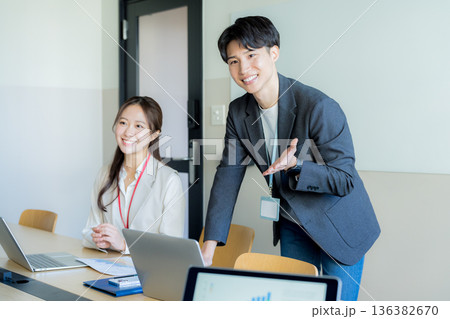 ミーティングする若いビジネスパーソン ミーティングする若いビジネスパーソン 136382670