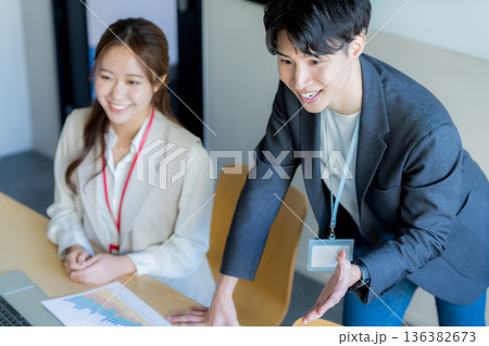 ミーティングする若いビジネスパーソン ミーティングする若いビジネスパーソン 136382673