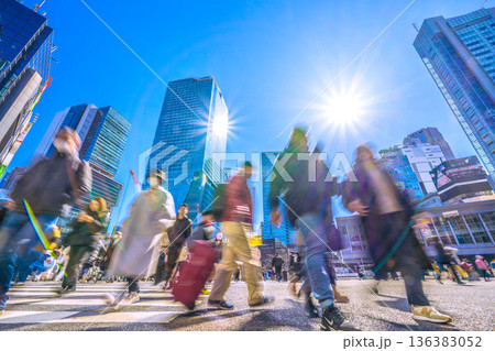 日本の東京都市景観2月9日。インバウンド続く渋谷スクランブル交差点…スーツケース…STOP＝飲酒喫煙 136383052