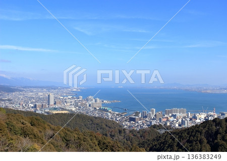 滋賀県 逢坂山から見た琵琶湖岸に広がる大津市街地の風景 滋賀県 逢坂山から見た琵琶湖岸に広がる大津市街地の風景 136383249