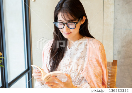 本を読む女性 本を読む女性 136383332