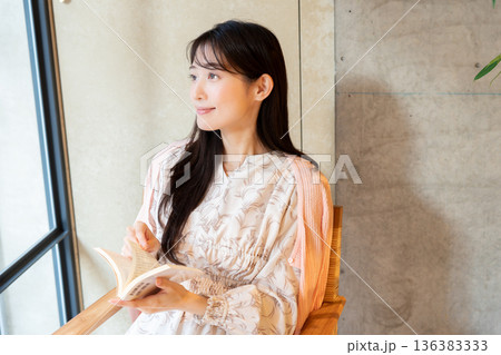 本を読む女性 136383333