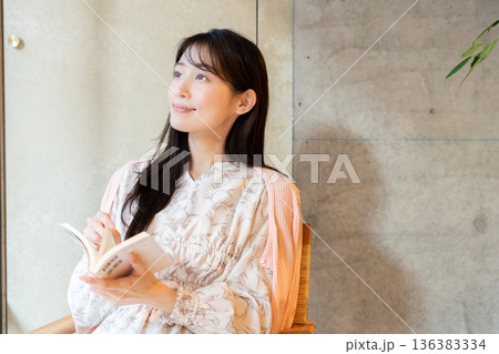 本を読む女性 136383334