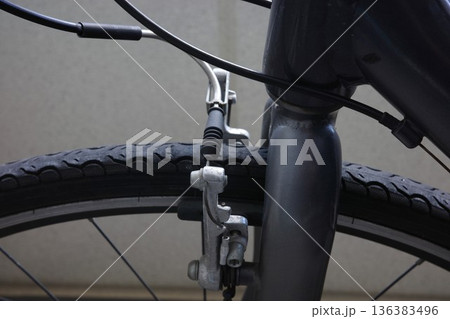 自転車の前輪Vブレーキとタイヤのひび割れ 自転車の前輪Vブレーキとタイヤのひび割れ 136383496