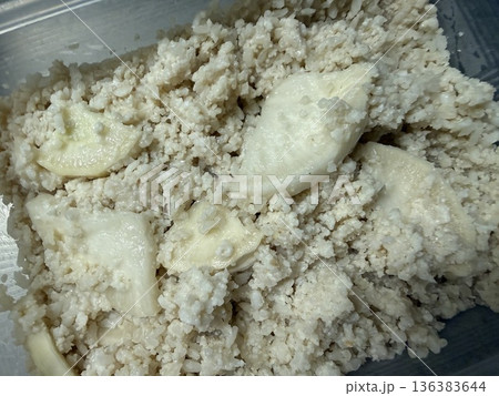 プラスチック容器に入った大根の三五八漬け 136383644