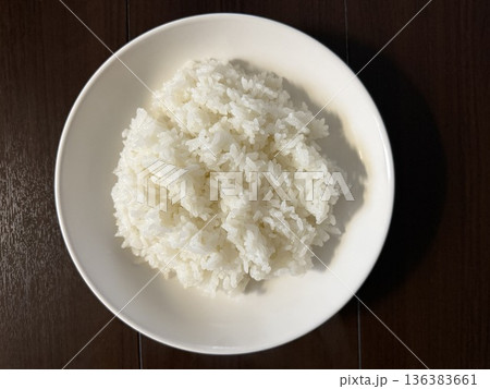 白皿に盛られたご飯 白皿に盛られたご飯 136383661
