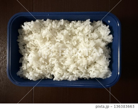 濃紺の弁当箱に詰めたごはん 136383663