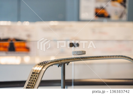 【どきどきリニア館】磁力で浮遊する超電導磁石【山梨県立リニア見学センター】 【どきどきリニア館】磁力で浮遊する超電導磁石【山梨県立リニア見学センター】 136383742