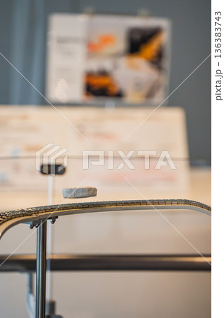 【どきどきリニア館】磁力で浮遊する超電導磁石【山梨県立リニア見学センター】 136383743