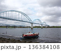 橋とボート 136384108