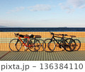 海辺に停めた自転車 136384110
