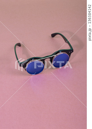Double lens sunglasses with colored background 136384142