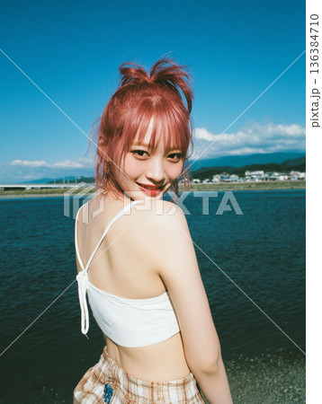 若い日本人女性のファッションポートレート 136384710