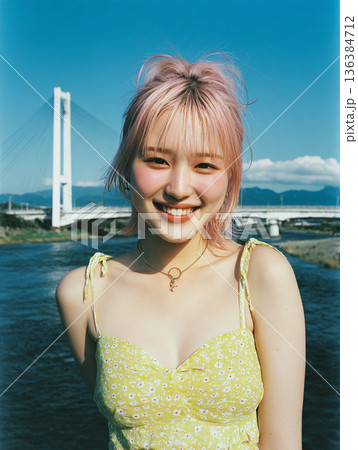 若い日本人女性のファッションポートレート 136384712