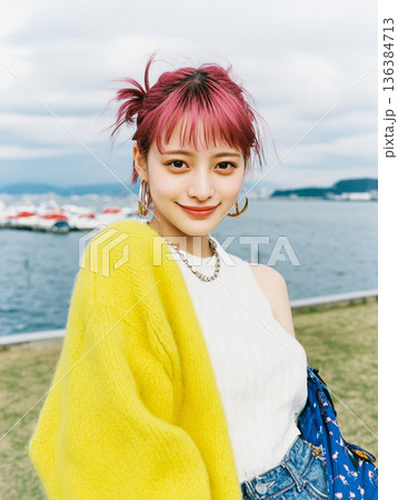 若い日本人女性のファッションポートレート 136384713