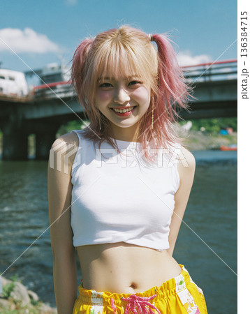 若い日本人女性のファッションポートレート 136384715