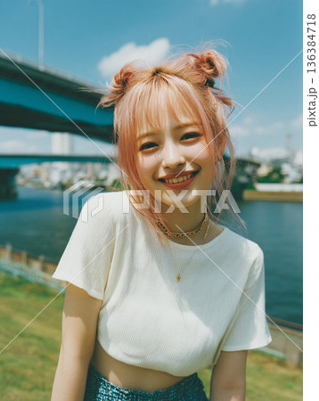 若い日本人女性のファッションポートレート 136384718