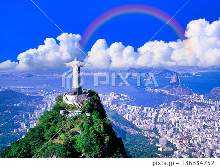 コルコバードの丘の美しいキリスト像空撮 コルコバードの丘の美しいキリスト像空撮 136384752