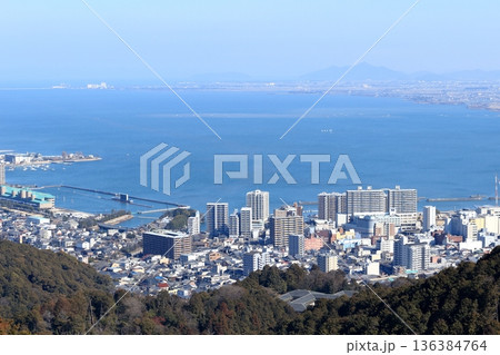 琵琶湖の大津港周辺の風景、琵琶湖南湖と対岸の風景 136384764