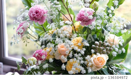窓辺に飾られた花 136384972