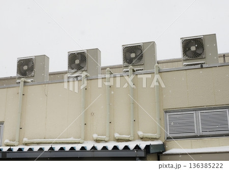 雪が積もったエアコンの室外機 136385222