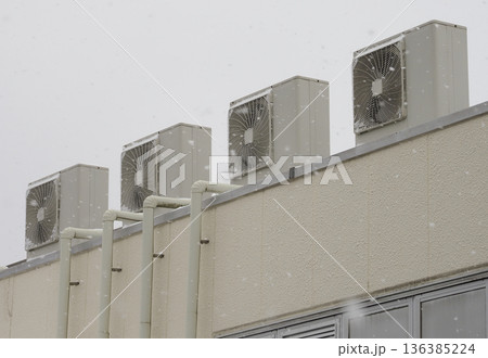 雪が積もったエアコンの室外機 136385224