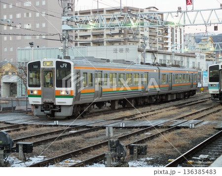 運用に向けて準備中の213系5000番台(上諏訪駅にて撮影) 運用に向けて準備中の213系5000番台(上諏訪駅にて撮影) 136385483