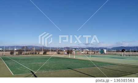 河川敷のテニスコート 136385563