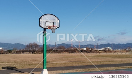 河川敷のバスケットゴール 136385566