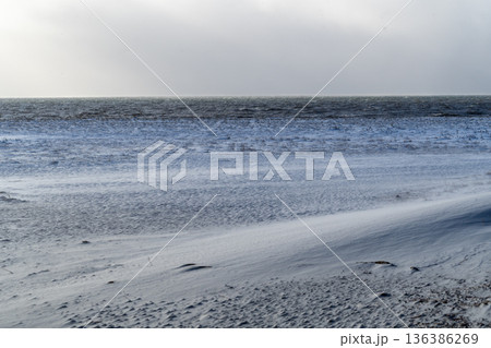 波立つ冬の湖面と湖畔の雪 猪苗代湖　a-1 136386269