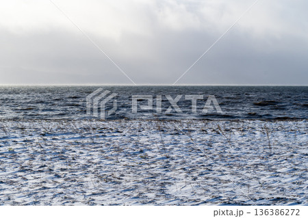 波立つ冬の湖面と湖畔の雪 猪苗代湖　b-1 136386272