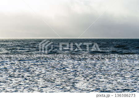 波立つ冬の湖面と湖畔の雪 猪苗代湖　b-2 寒色 136386273
