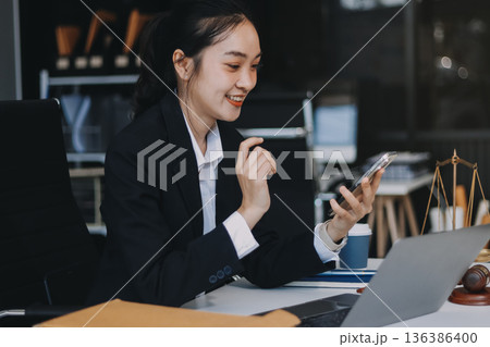 Lawyer explained to the client about the law that must be brought against the court case. 136386400