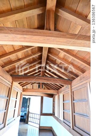 静寂が漂う古い木造建築の屋内風景と伝統美 136386567