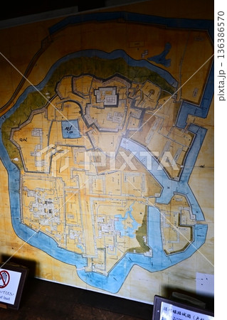 歴史を物語る城郭の古地図と古色蒼然とした絵図面 136386570