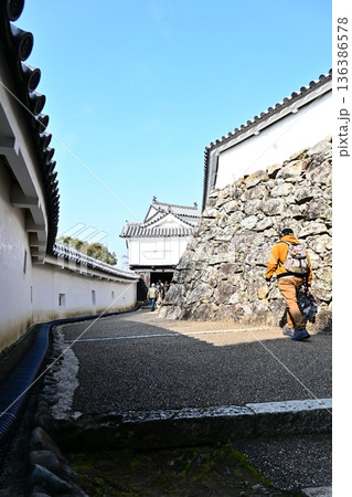 家紋入りの瓦と白壁が続く櫓門への登城路 家紋入りの瓦と白壁が続く櫓門への登城路 136386578