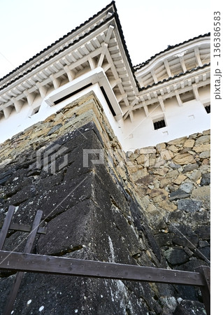 日本の城郭建築の美:白漆喰の壁と力強く積まれた野面積みの石垣 日本の城郭建築の美:白漆喰の壁と力強く積まれた野面積みの石垣 136386583