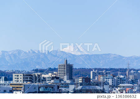 成城・不動橋から望む富士山と街並み 136386632