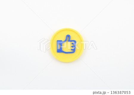 ポジティブな感情を示すグッジョブの手形 ポジティブな感情を示すグッジョブの手形 136387053