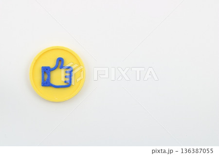 3Dプリントされた立体的ないいねボタン 3Dプリントされた立体的ないいねボタン 136387055