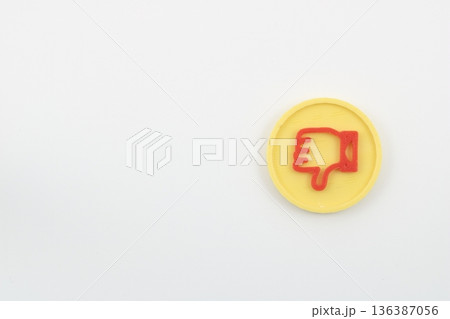 反対の意思を伝えるバッドのアイコンの造形 136387056