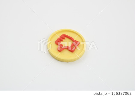 否定や不評を表現するバッドのアイコンの置物 136387062