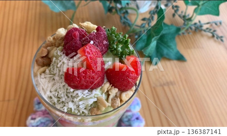 いちごとほうれん草のスムージー 136387141