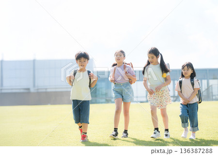 学校から下校する小学生の全身　登校班で帰る 136387288
